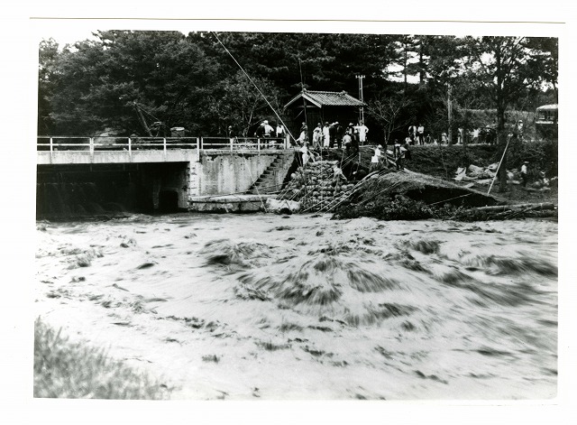 水堰橋の水防作業の写真