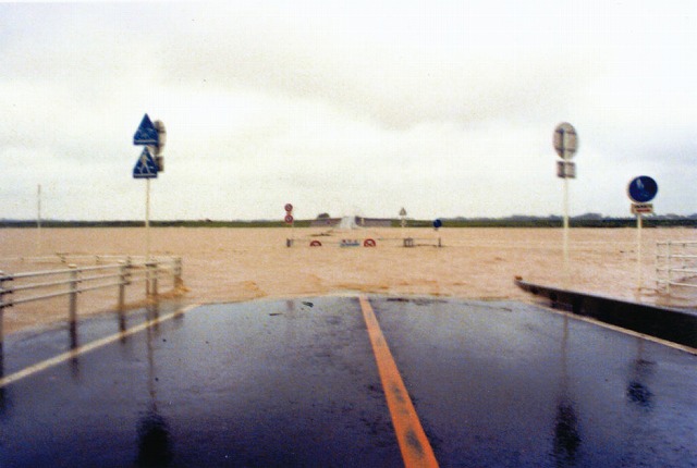 新利根橋の冠水の写真