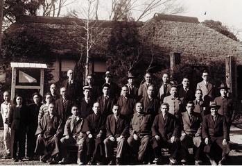 沼南村役場に集まった職員の写真