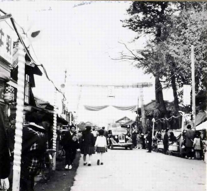 柏市制祝賀に沸く現柏神社前付近(昭和29年11月)