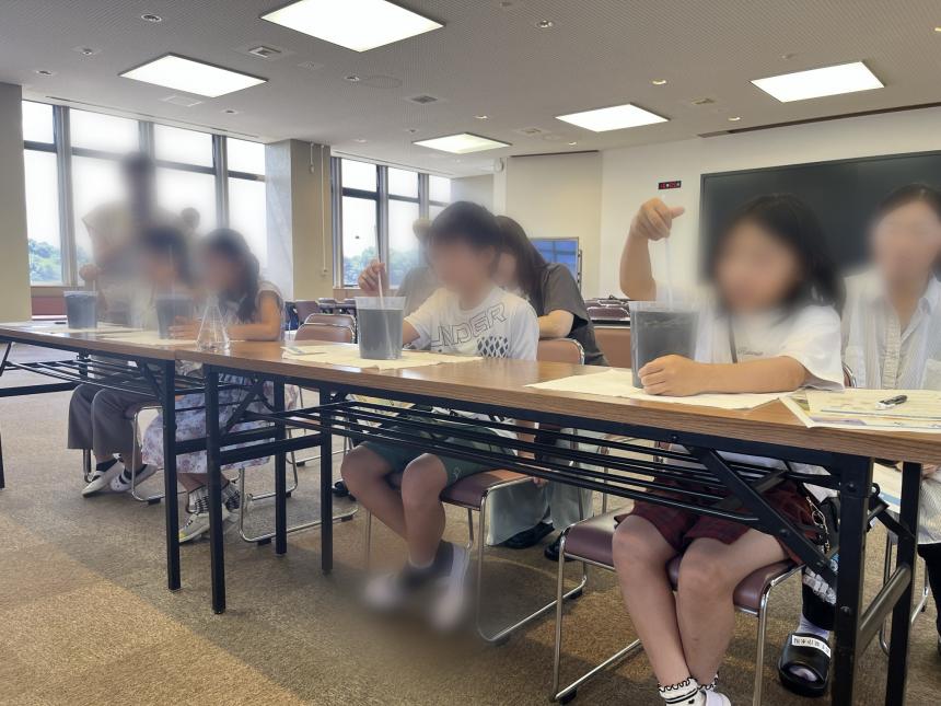 「ぎょうしゅうざい」という薬品をつかって、にごりを固める実験
