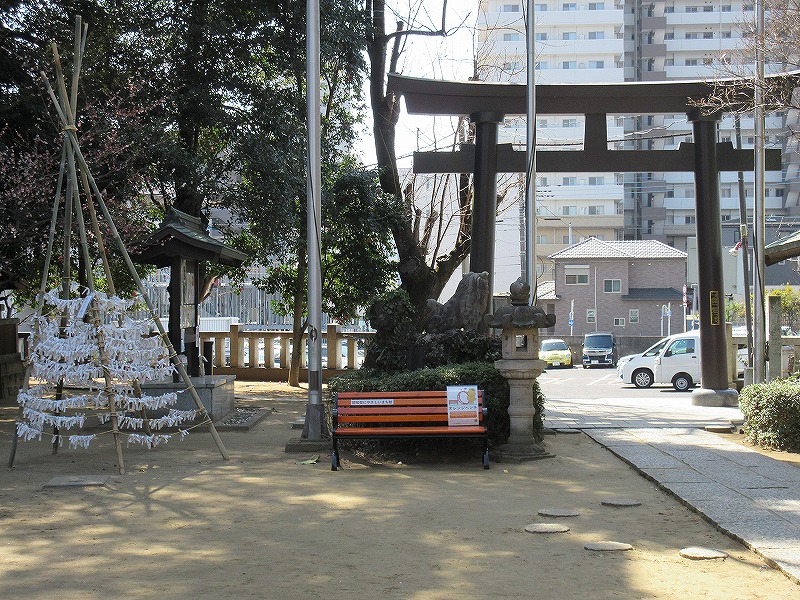 諏訪神社オレンジベンチ