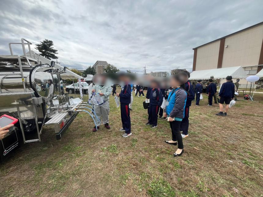 給水車を見る様子