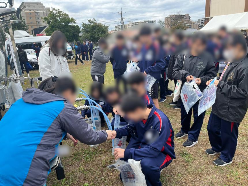 実際に水を受け取る体験