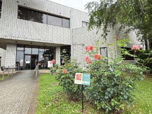本館前