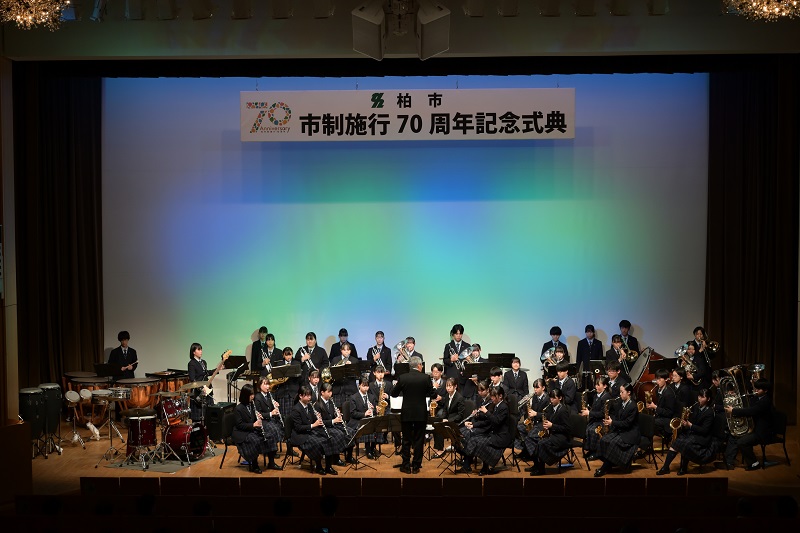 記念式典の演奏の写真