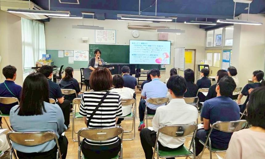 柏市の小学校での研修の様子