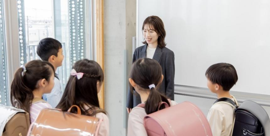 子供に囲まれる教師