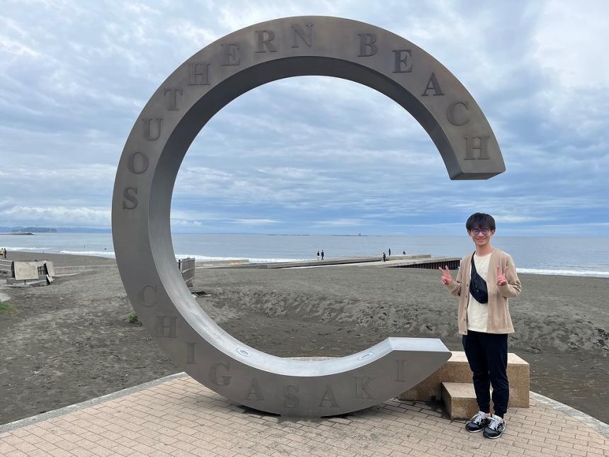 サザンビーチで写真を撮る職員