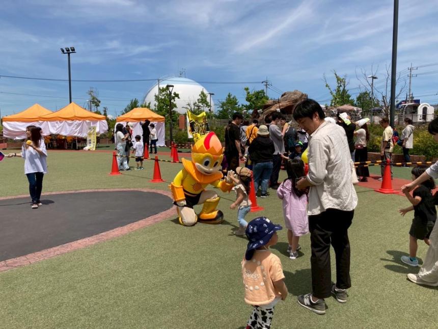 柏レイソルのレイくんが子供たちと触れ合う様子
