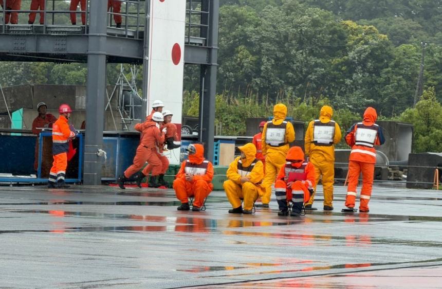 ほふく救出訓練の写真2