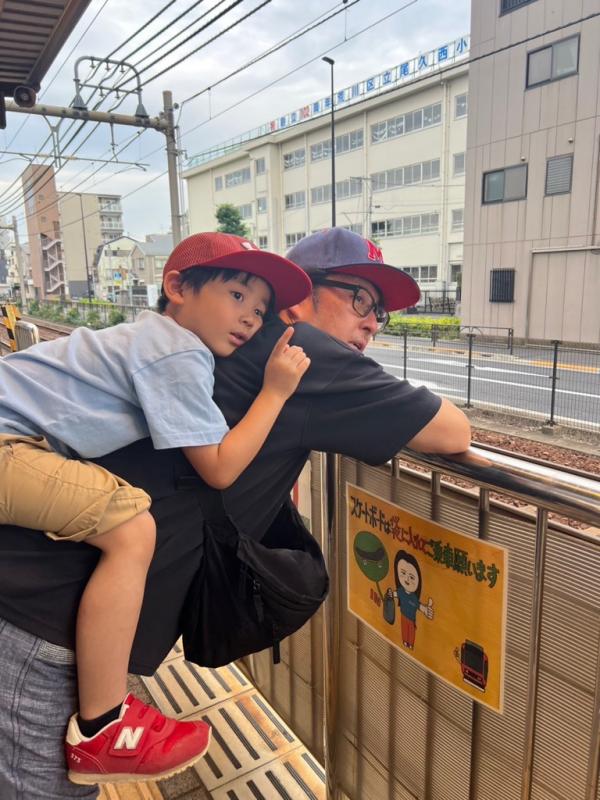 父親におんぶされる次男