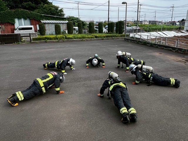 20kgの装備を付けて腕立て伏せする様子