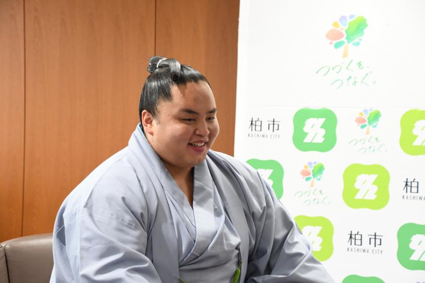 優勝報告で笑顔を見せる琴勝峰関