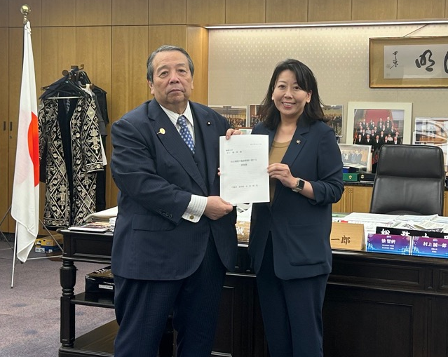 村上誠一郎総務大臣へ提出