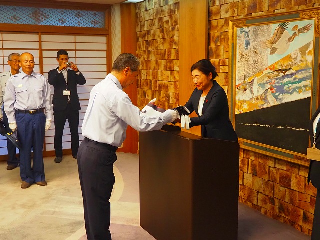 高梨副知事からののぼりの交付