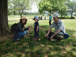 親子で公園で休憩している様子