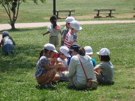 公園でこどもたちが遊んでいる様子