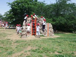 新しい遊具の有る公園