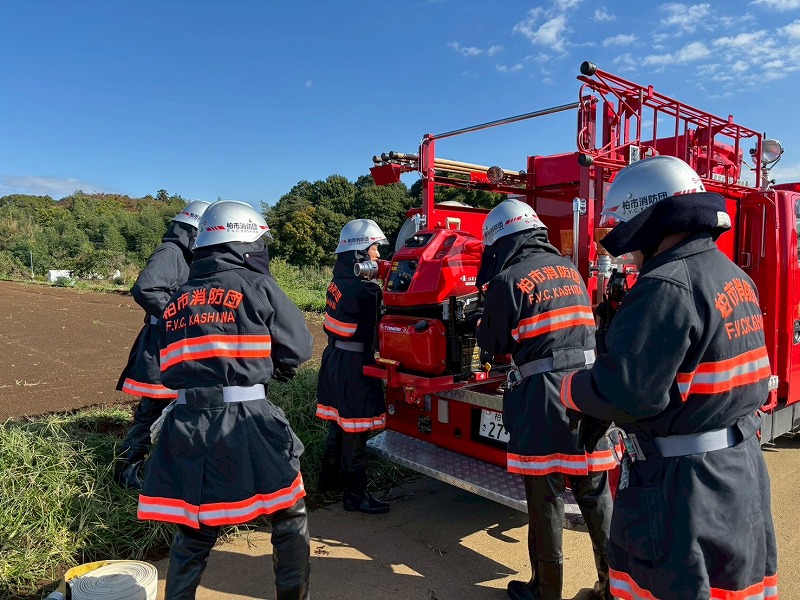 可搬ポンプという持ち運び可能なポンプを準備している様子