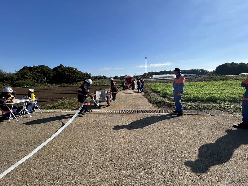 ホースを延長している様子