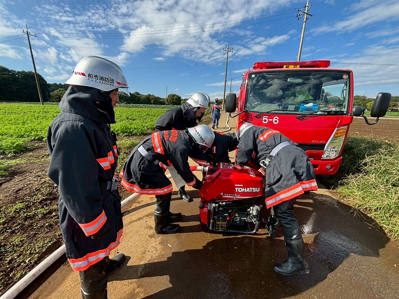 防火水槽から吸い上げた水が次のポンプへ届いた様子