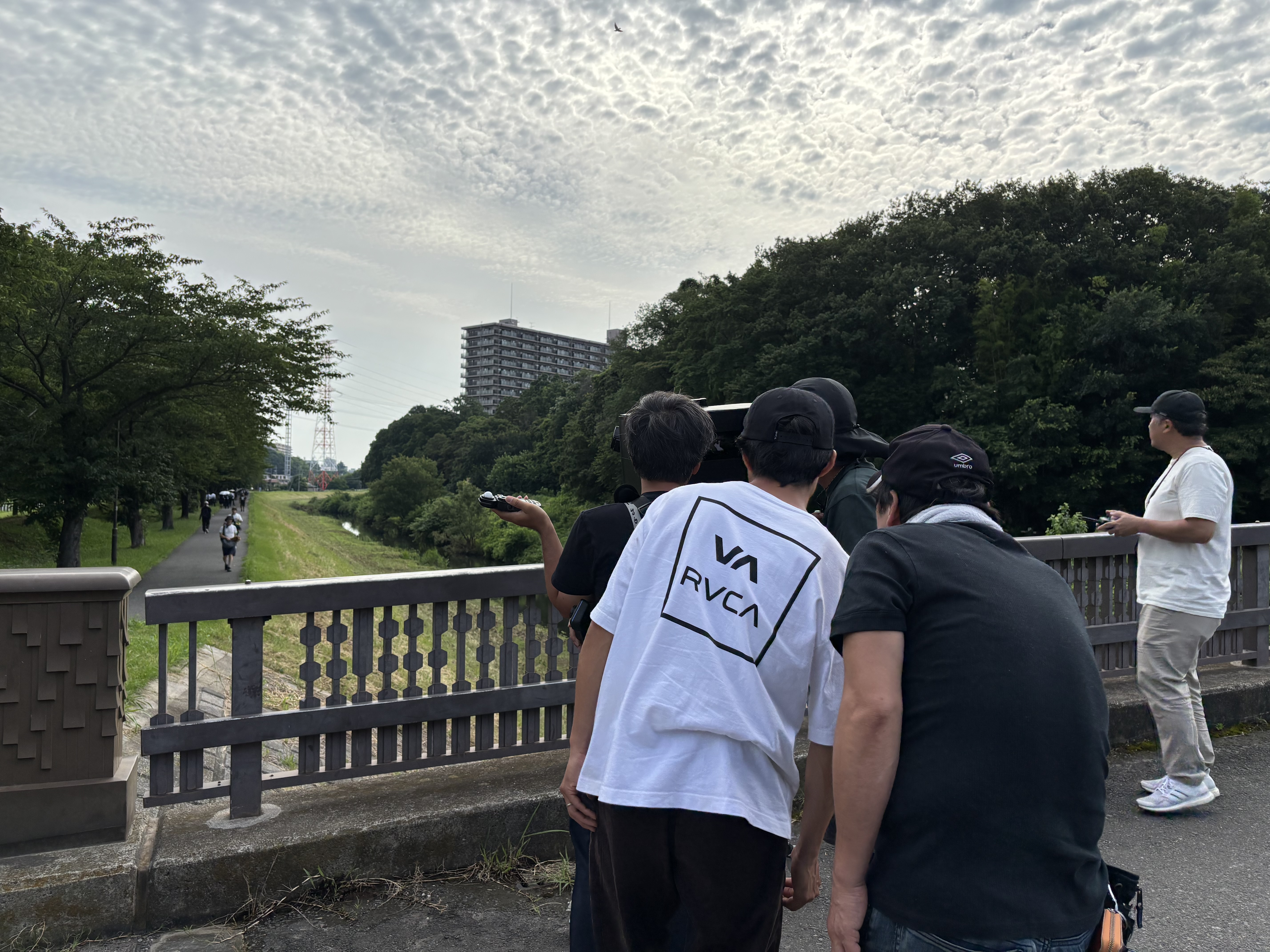 橋の上から撮影する様子