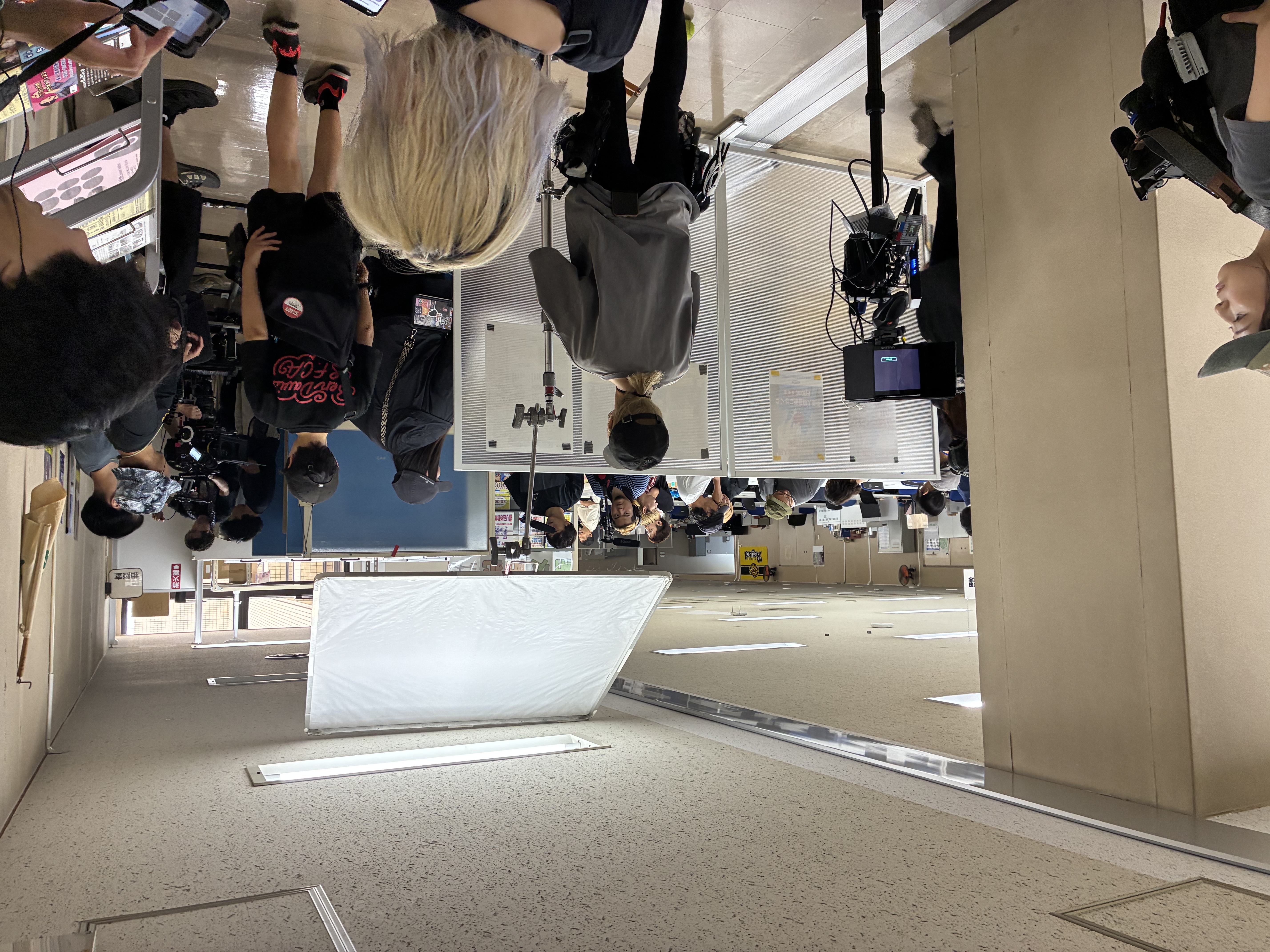 本庁3階窓口前での撮影の様子