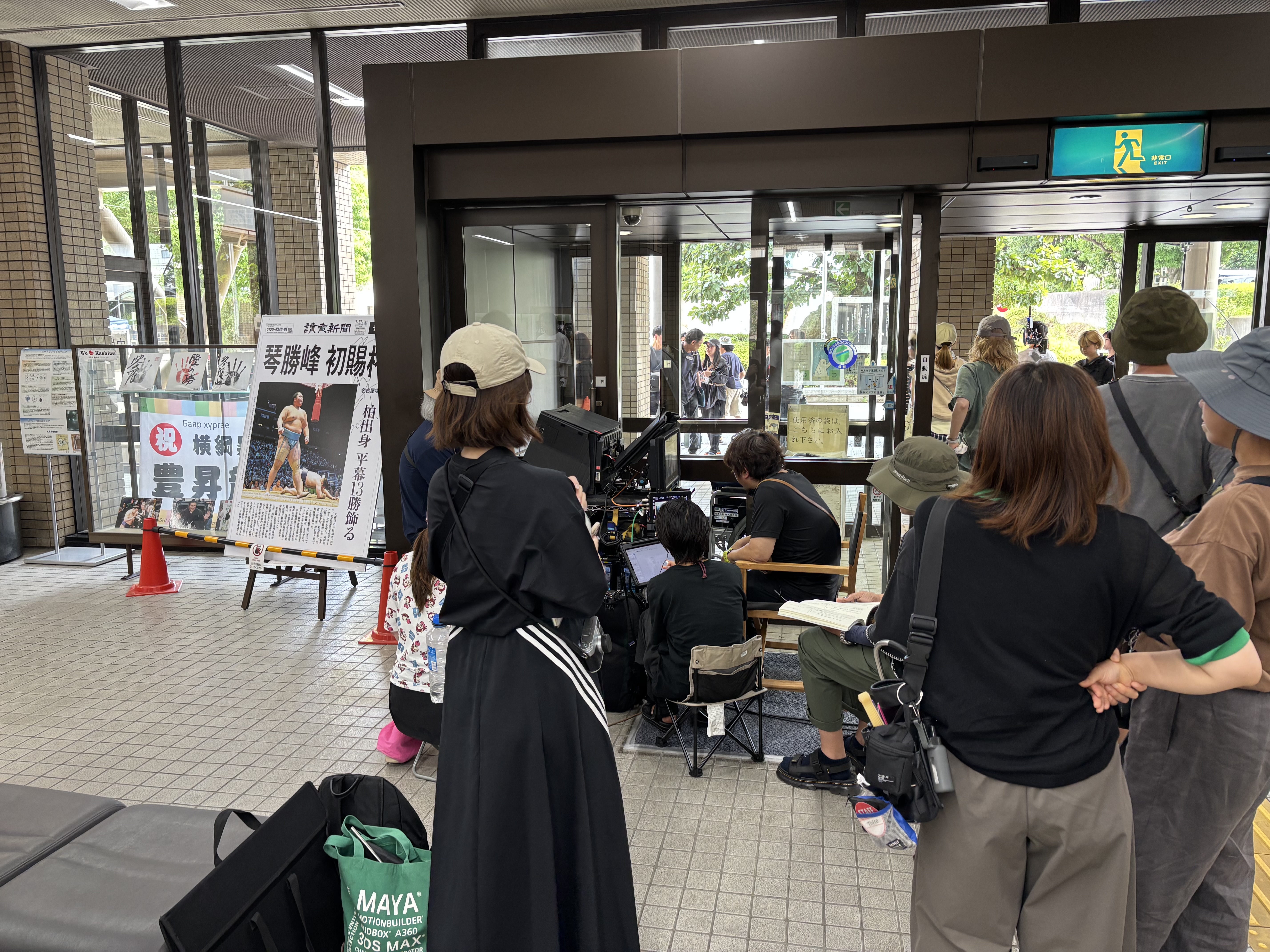 本庁1階ロビーでの撮影の様子