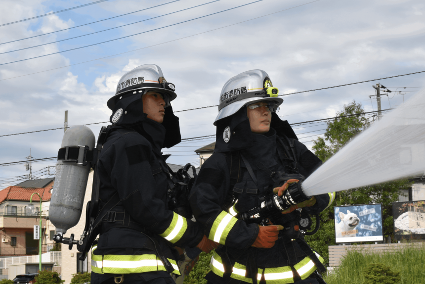 ホースで水を撒く警防隊