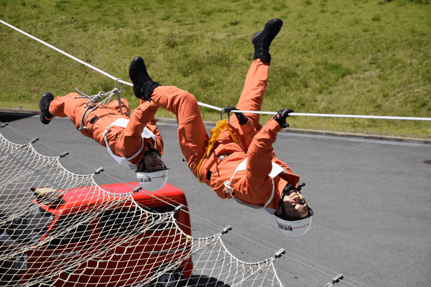 ロープを渡る救助隊