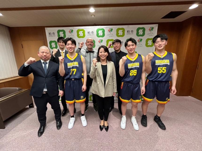 市長とレオヴィスタの皆さんの記念撮影