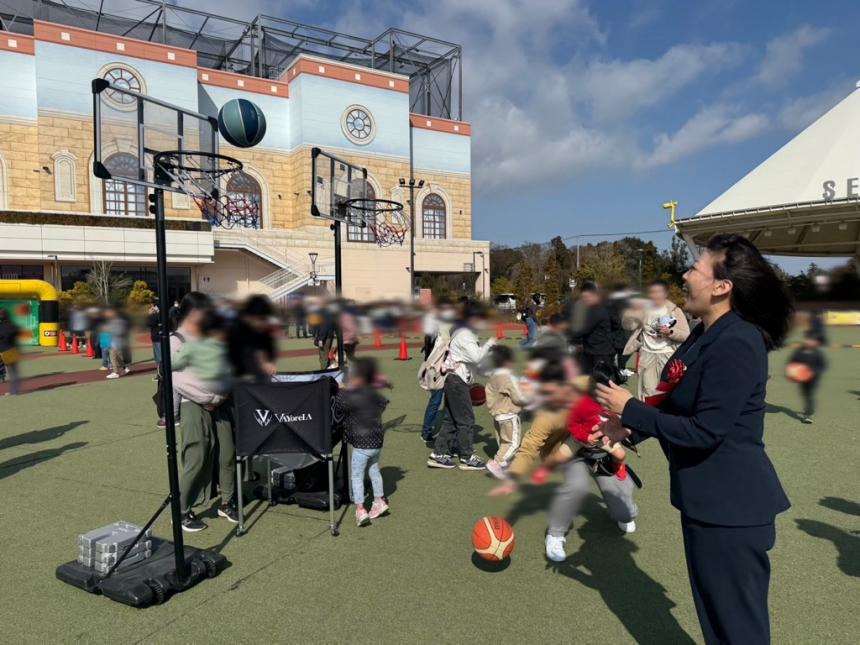 バスケする市長