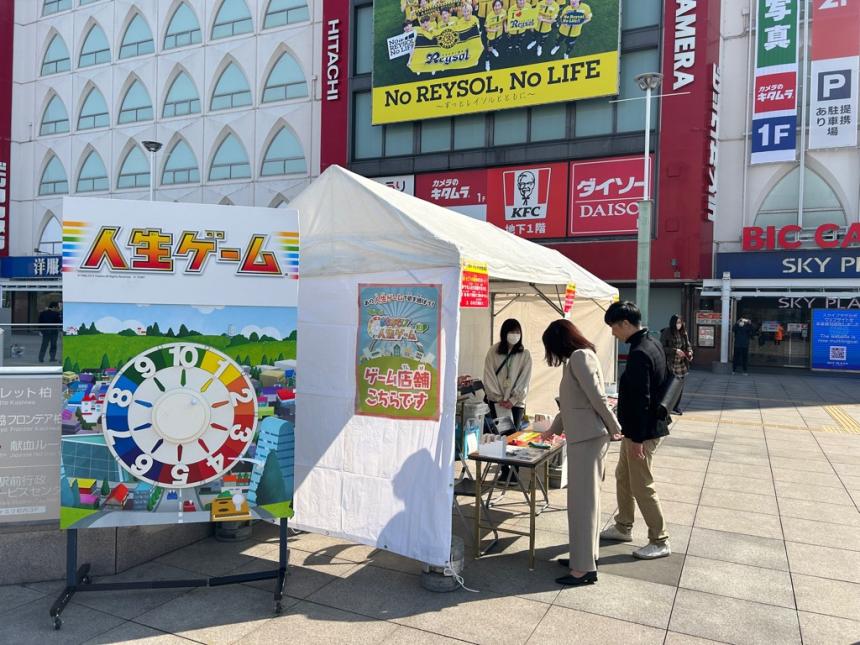 ブースをのぞく市長