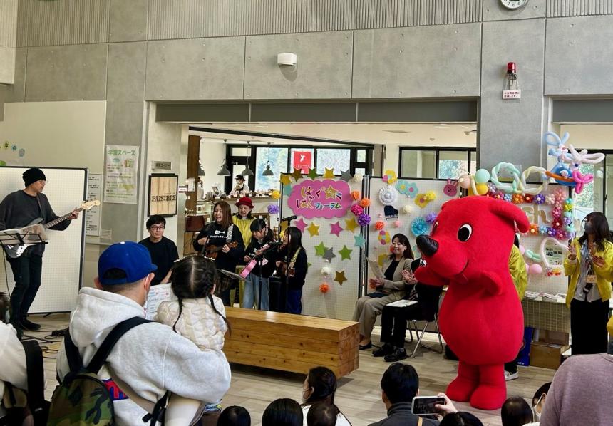 演奏を聴く市長