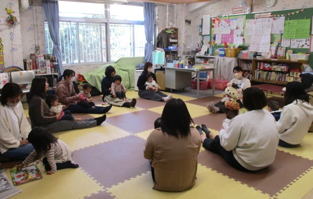 親子が遊んでいる