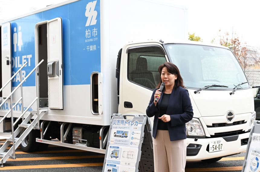 トイレカーの前で話す市長