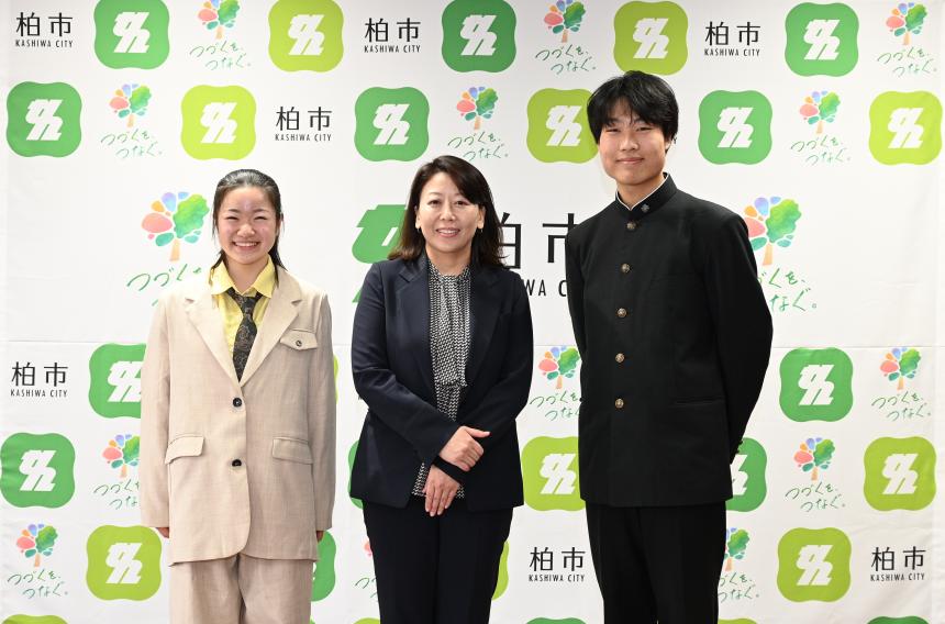 ダンス世界大会VIBE COMPETITIONで優勝した佐藤さんと宮川さんと市長