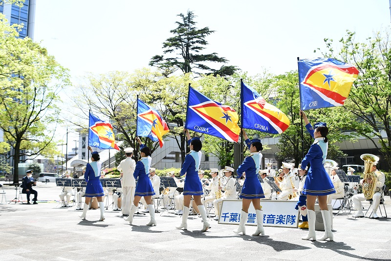 県警音楽隊(カラーガード隊写真)