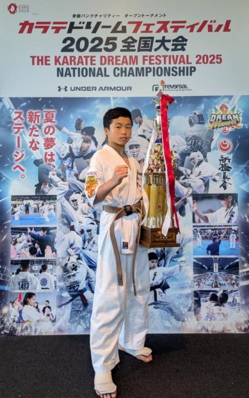 トロフィーを持ってポーズを決める早坂さん