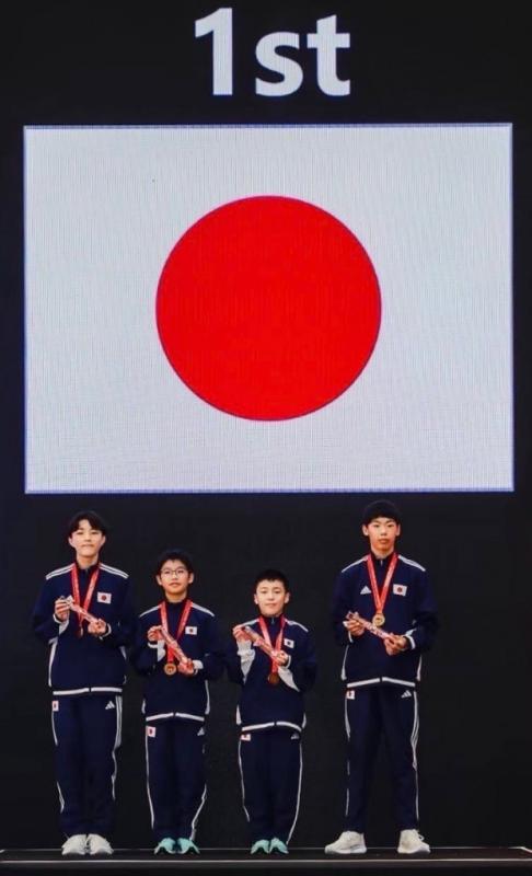 メダルをさげトロフィーをもつプログレスBlueのメンバー