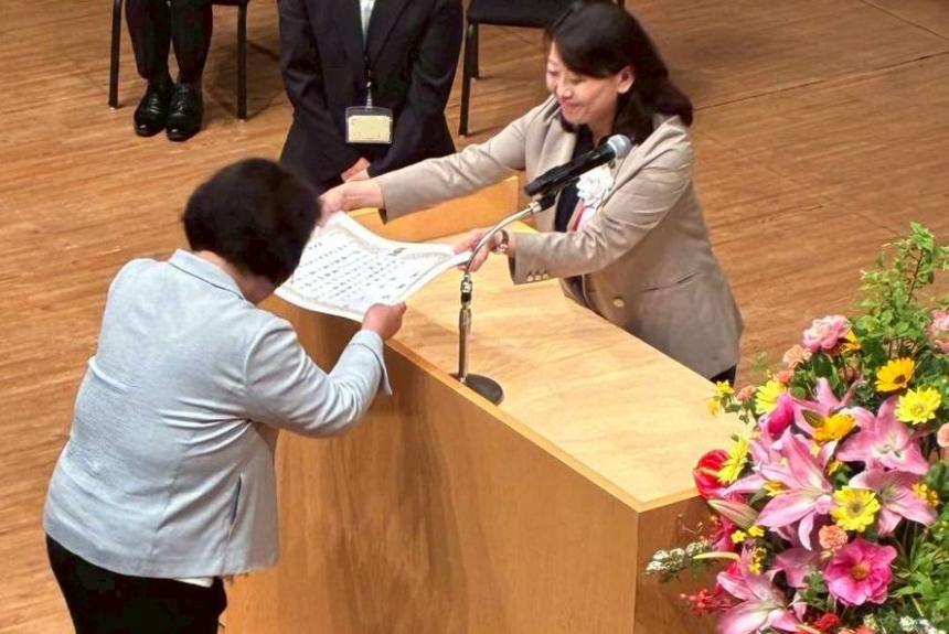 感謝状を授与している様子