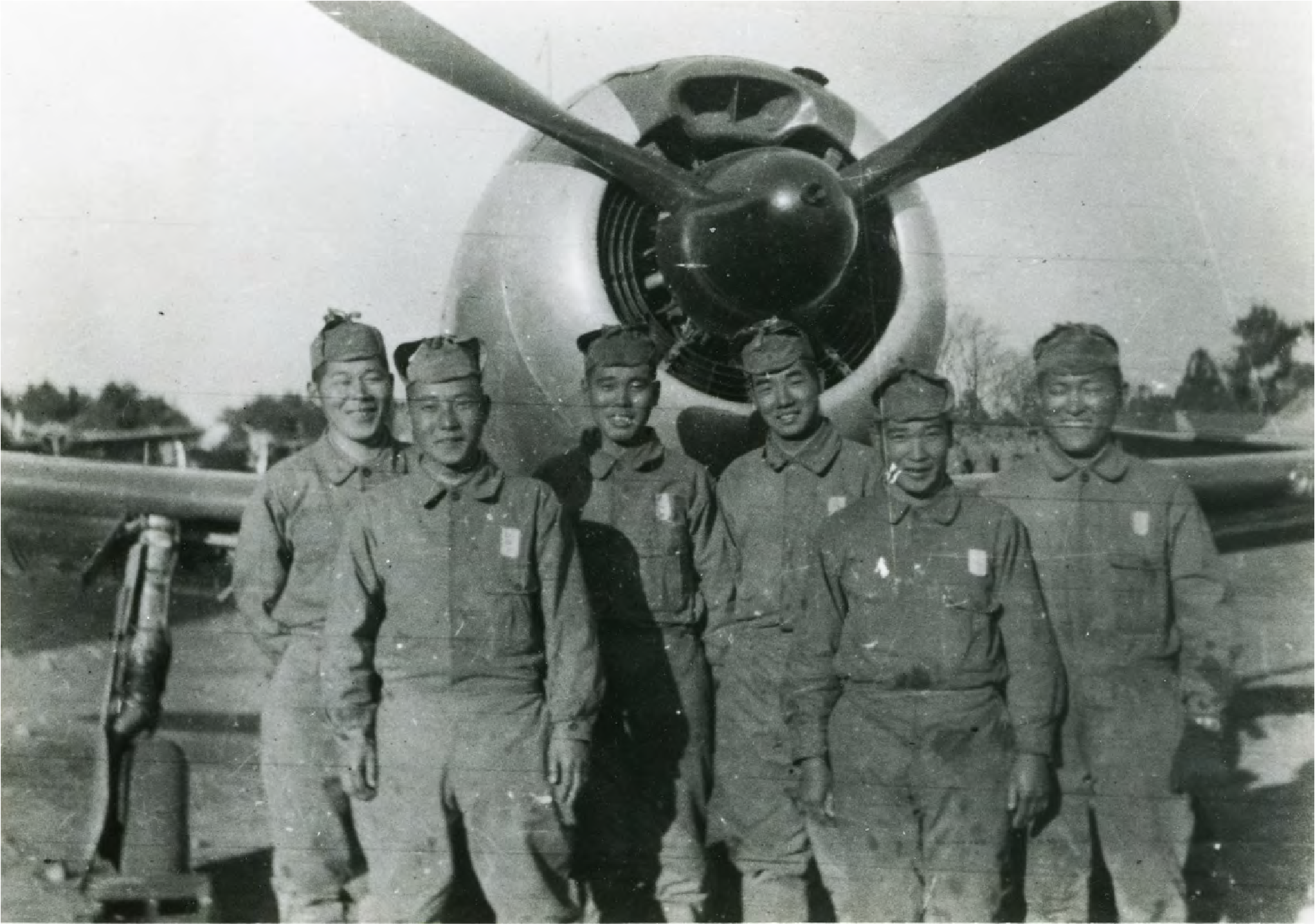 柏飛行場に配備された戦闘機「鐘馗(しょうき)」の前での記念撮影(昭和19年1月)