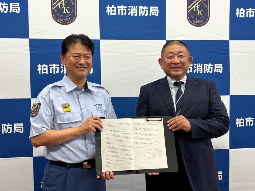 （左から）本田鉄二消防局長、株式会社丸昭建材髙橋常務取締役