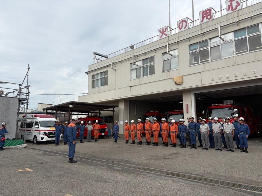 署の前で整列する署員