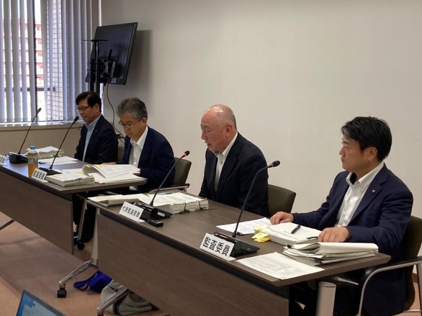 定期監査の質疑の様子