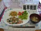 からし菜と鮭の混ぜご飯、豆腐ときのこのみそ汁、かにかまスクランブルエッグもみのり入り