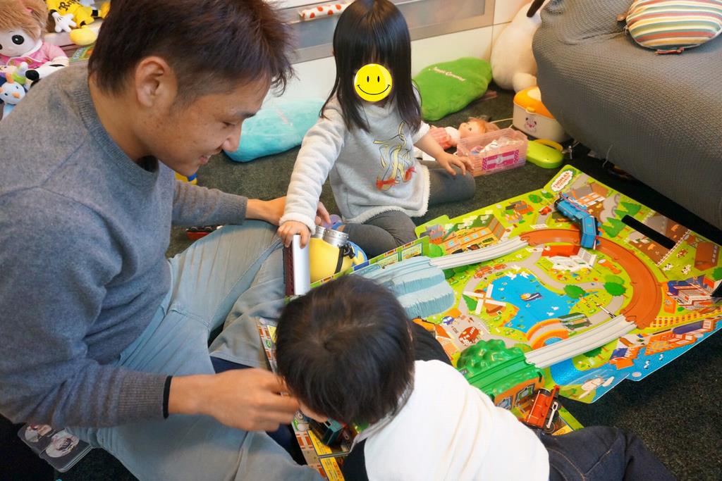 茨田選手とお子さんが遊んでいる様子